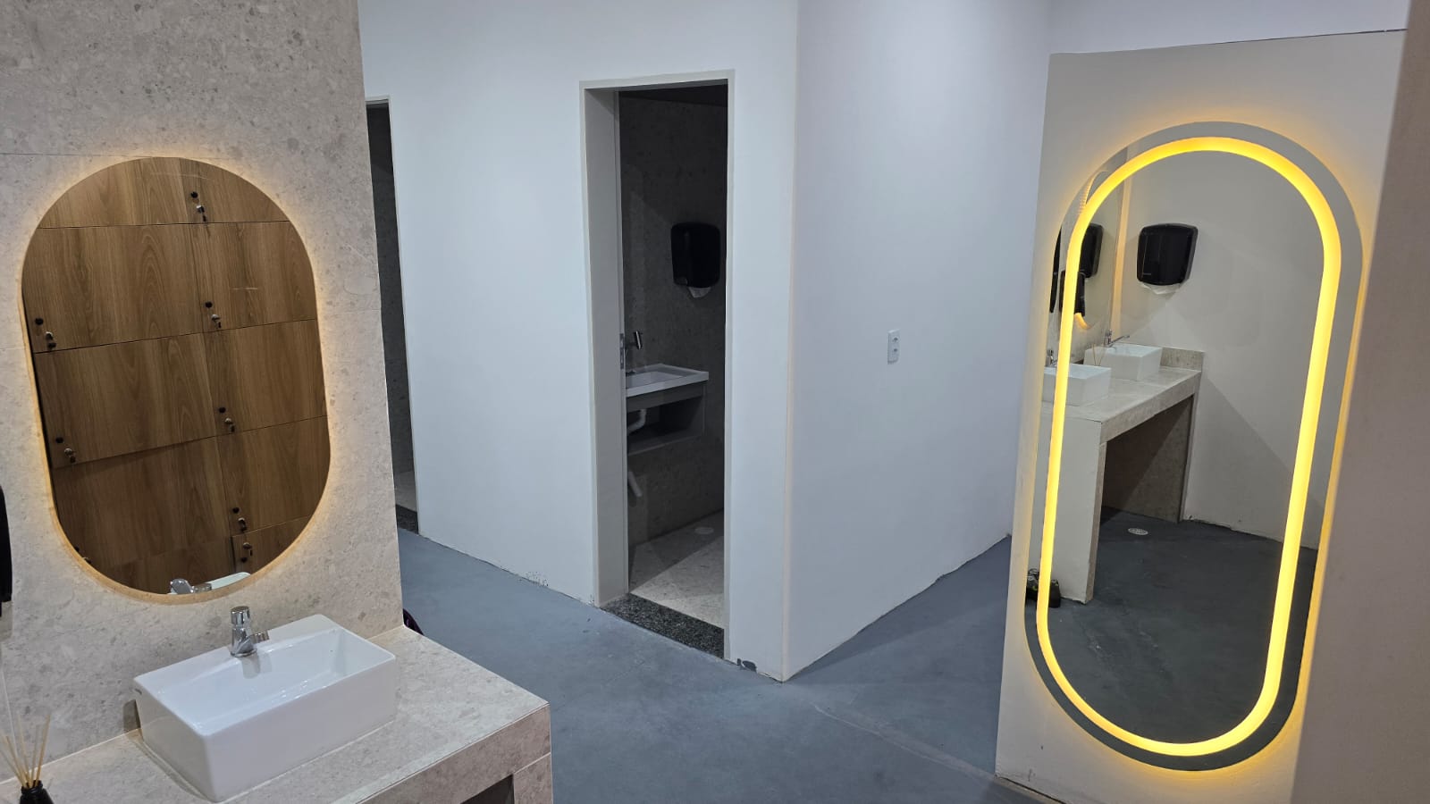 Vestiário com espelhos iluminados